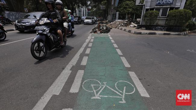 Nasib Jalur Sepeda, Diserobot Motor Hingga Proyek Trotoar Jalur sepeda di Jakarta dinilai tak efektif karena banyak diserobot kendaraan bermotor, terkena imbas proyek jalan, dan diperparah oleh pengawasan minim.