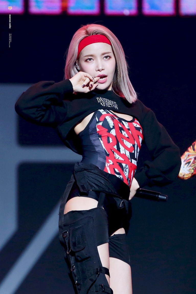 Selalu tampil seksi dan terbuka, ini deretan kostum Solar MAMAMOO yang dinilai kontroversial. Simak gaya seksinya berikut ini.