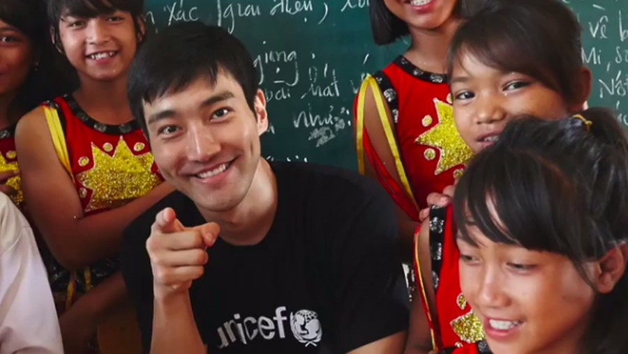 Choi Siwon mengajak seluruh pemimpin dunia untuk lebih peduli terhadap nasib anak.