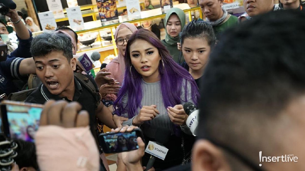 Warna rambut ungu Aurel Hermansyah menjadi sorotan saat memberi kejutan ulang tahun Atta Halilintar&period;