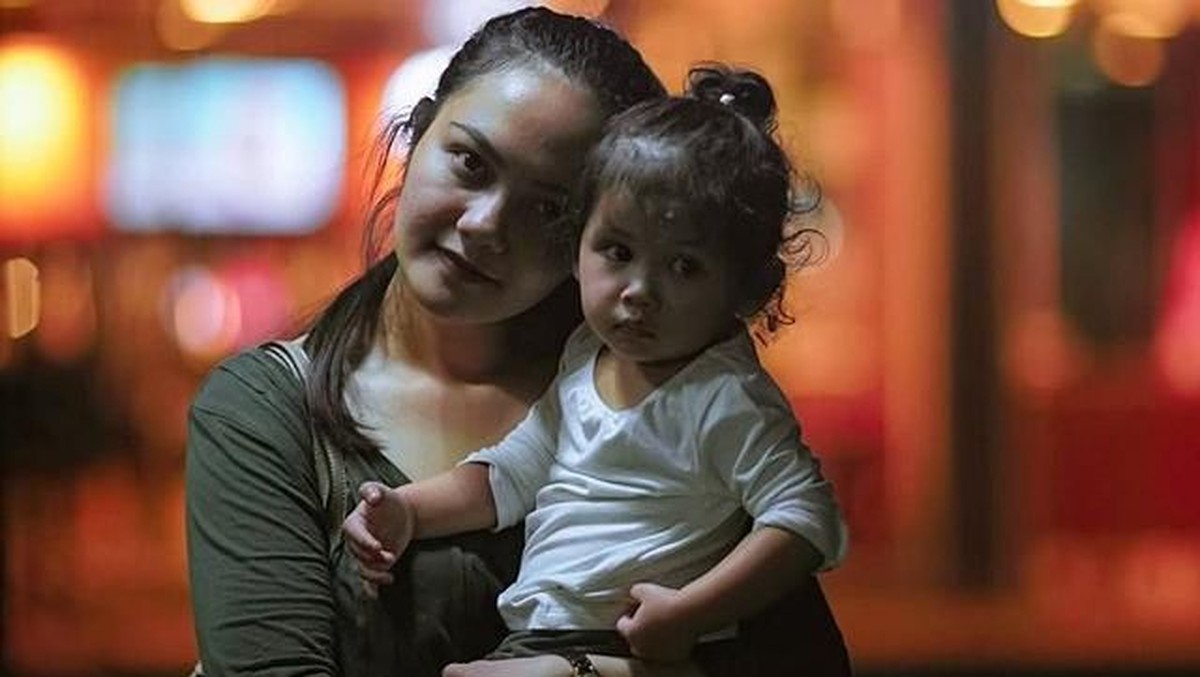 Beberapa potret manis mendiang Cecep Reza bersama istri dan anaknya&period;