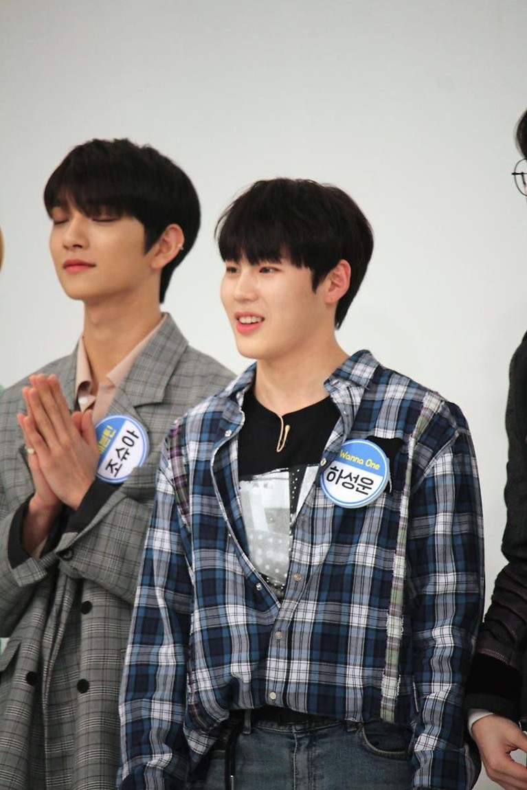 8 Tren Fashion Ikonik yang Gegerkan Dunia K-Pop Saat mengingat K-Pop, pasti kamu akan langsung teringat dengan 8 tren fashion ikonik para idol yang menggegerkan ini.
