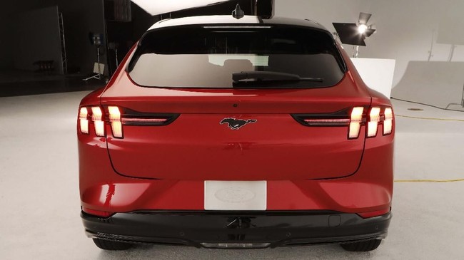 FOTO: Ford Mustang Mach-E, SUV Bertenaga Listrik