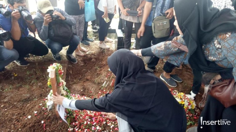 7 Potret Suasana Prosesi Pemakaman Cecep Reza 'Bombom' Setelah mengembuskan napas terakhirnya, jenazah Cecep Reza 'Bombom' dimakamkan di TPU Penggilingan, Layur Rawamangun, Jakarta Timur, pada Rabu (20/11).