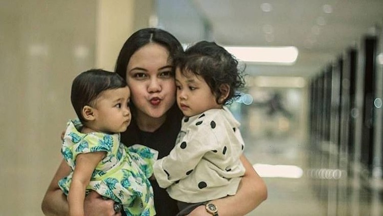 Beberapa potret manis mendiang Cecep Reza bersama istri dan anaknya.