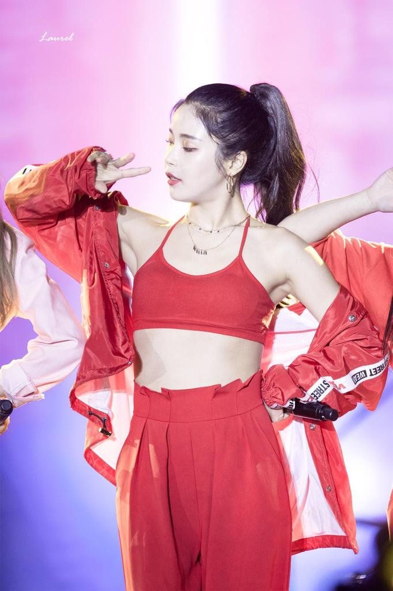 Selalu tampil seksi dan terbuka, ini deretan kostum Solar MAMAMOO yang dinilai kontroversial. Simak gaya seksinya berikut ini.