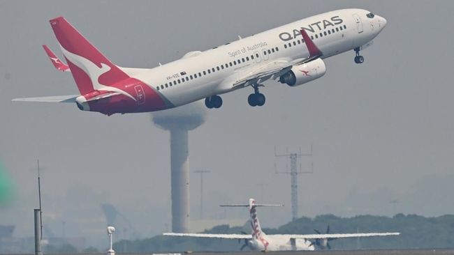 Sebuah video viral memperlihatkan petugas yang melempar tas dan koper penumpang dari bagasi Qantas secara sembarang. Akibatnya, pegawai tersebut dipecat.