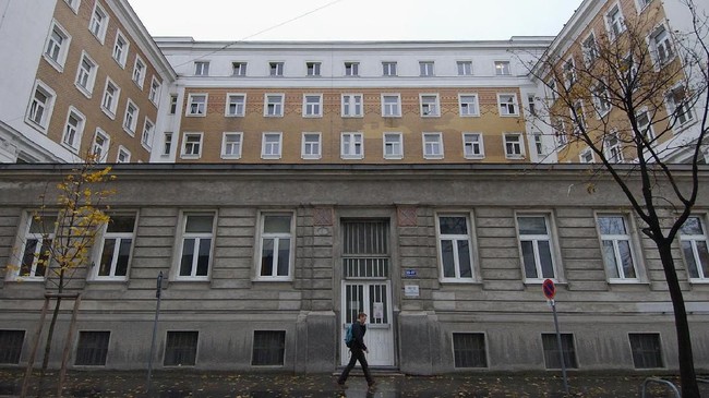 Austria akan mengubah rumah tempat kelahiran mendiang pemimpin Partai Nazi, Adolf Hitler, sebagai kantor polisi supaya tidak dikultuskan.