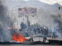 Protes Kelangkaan Bahan Bakar, Pengemudi Truk di Bolivia Blokir Jalan
