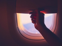 Mengapa Jendela Pesawat Bentuknya Oval? Pilot Ini Beberkan Alasannya