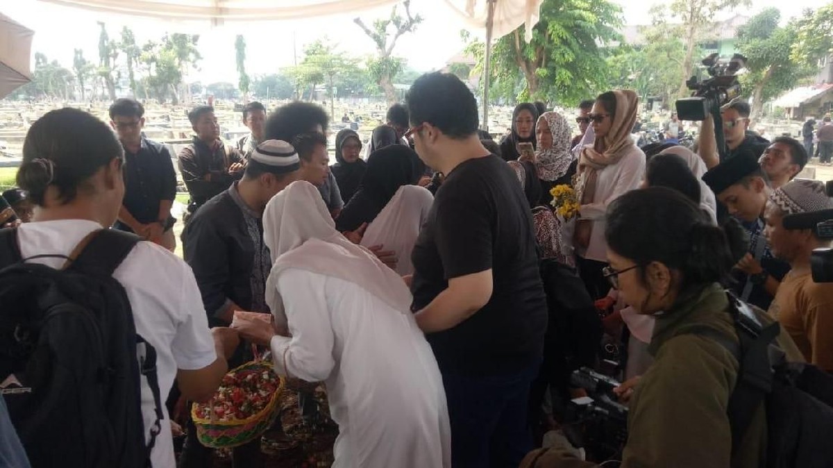 Setelah mengembuskan napas terakhirnya&comma; jenazah Cecep Reza 'Bombom' dimakamkan di TPU Penggilingan&comma; Layur Rawamangun&comma; Jakarta Timur&comma; pada Rabu &lpar;20&sol;11&rpar;&period;
