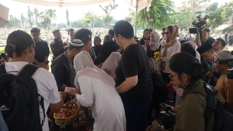 Setelah mengembuskan napas terakhirnya, jenazah Cecep Reza 'Bombom' dimakamkan di TPU Penggilingan, Layur Rawamangun, Jakarta Timur, pada Rabu (20/11).
