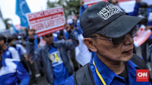 Aksi unjuk rasa dari massa yang tergabung dalam Gabungan Serikat Buruh Indonesia (GSBI) di depan kantor Kementerian Ketenagakerjaan, Jakarta, Rabu, 20 November 2019. GSBI menegaskan sikap dan mengkritisi kebijakan pemerintah terkait rencana penetapan upah tahun 2020. CNN Indonesia/Bisma Septalisma