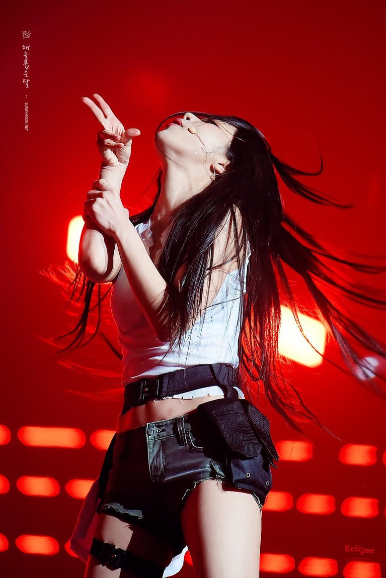 6 Gaya Seksi Solar MAMAMOO yang Kontroversial Selalu tampil seksi dan terbuka, ini deretan kostum Solar MAMAMOO yang dinilai kontroversial. Simak gaya seksinya berikut ini.