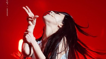 img-title Bawakan Lagu BTS, Solar MAMAMOO Sobek Singlet Seksi di Panggung
