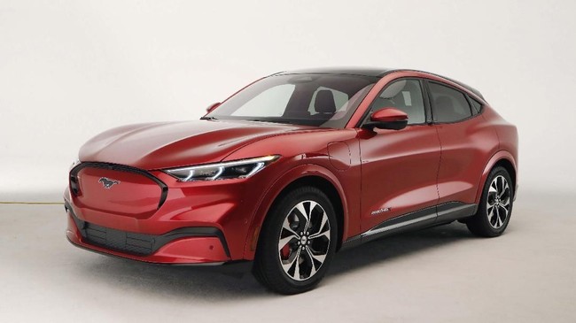 Penggemar menolak crossover Mach-E mengenakan nama Mustang, mereka meminta Ford mengganti nama itu.