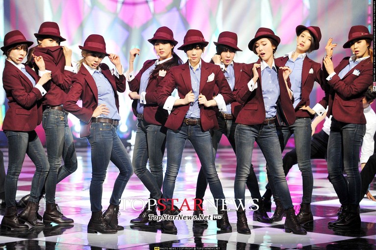 Saat mengingat K-Pop, pasti kamu akan langsung teringat dengan 8 tren fashion ikonik para idol yang menggegerkan ini.