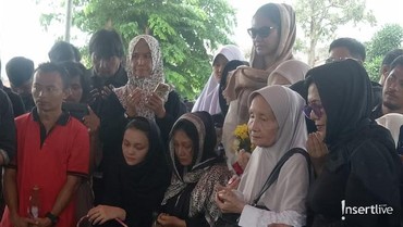 Isak Tangis Ibunda Cecep Reza Saat Pemakaman Sang Anak