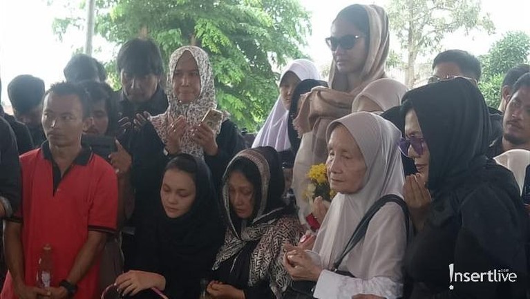 Setelah mengembuskan napas terakhirnya, jenazah Cecep Reza 'Bombom' dimakamkan di TPU Penggilingan, Layur Rawamangun, Jakarta Timur, pada Rabu (20/11).