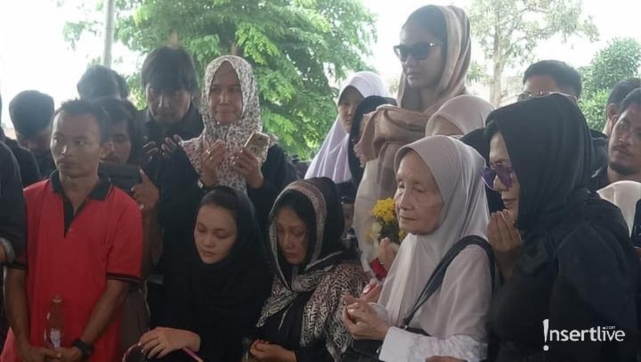 Isak Tangis Ibunda Cecep Reza Saat Pemakaman Sang Anak Ibunda Cecep Reza terlihat menangis saat pemakaman sang anak.