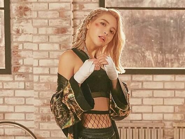 Beberapa potret cantik leader Mamamoo, Solar menggunakan baju crop top cukup menjadi sorotan. 