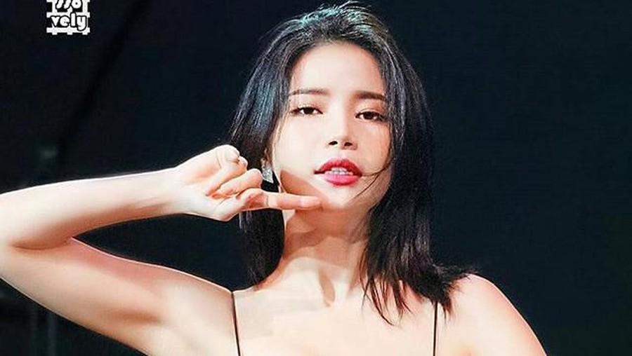 Solar MAMAMOO tampil heboh ketika ia merobek kemejanya secara tiba-tiba di atas panggung.