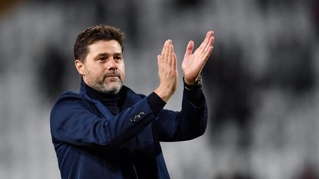 Tottenham Hotspur's Argentinian head coach Mauricio Pochettino claps at the end of the UEFA Champions League Group B football match between Red Star Belgrade (Crvena Zvezda) and Tottenham Hotspur at the Rajko Mitic stadium in Belgrade, on November 6, 2019. (Photo by ANDREJ ISAKOVIC / AFP)