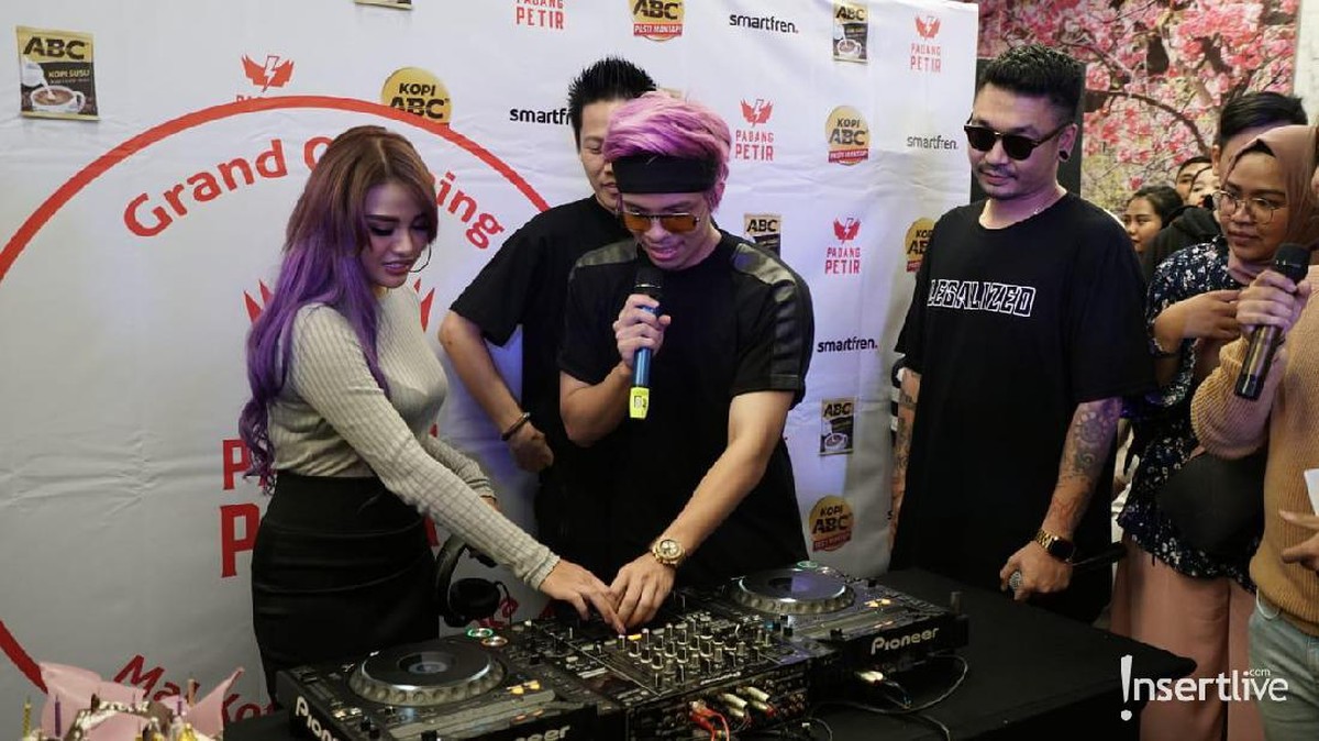 Warna rambut ungu Aurel Hermansyah menjadi sorotan saat memberi kejutan ulang tahun Atta Halilintar&period;