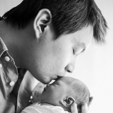 Resmi Jadi Ayah, Edric Tjandra Kecup Sang Buah Hati