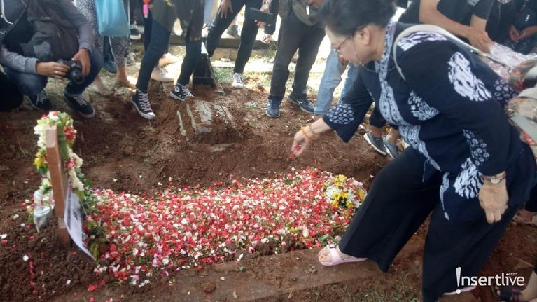 Setelah mengembuskan napas terakhirnya, jenazah Cecep Reza 'Bombom' dimakamkan di TPU Penggilingan, Layur Rawamangun, Jakarta Timur, pada Rabu (20/11).