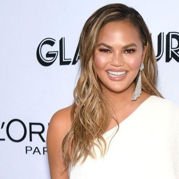 Istri John Legend, Chrissy Teigen Rayakan 10 Tahun Implan Payudara