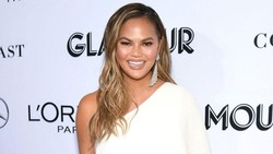 Foto Terbaru Disebut Mirip Khloe Kardashian, Chrissy Teigen Oplas?