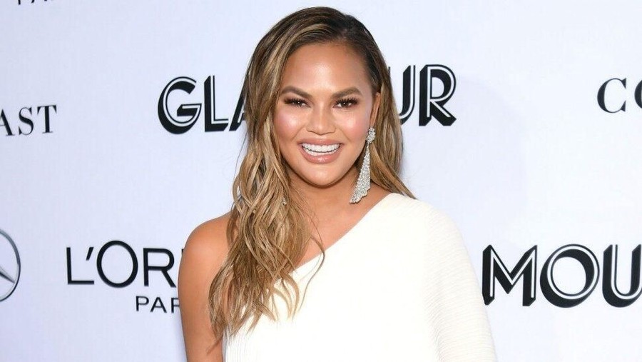 Chrissy Teigen mengulas kembali implan payudaranya yang dilakukan 10 tahun lalu.
