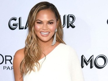 Foto Terbaru Disebut Mirip Khloe Kardashian, Chrissy Teigen Oplas?