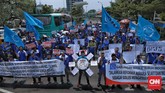 FOTO: Demo Buruh di Kemenaker Tuntut Pencabutan PP Pengupahan Buruh berunjuk rasa di Kantor Kemenaker menuntut pencabutan PP Pengupahan dan pembatalan revisi UU Ketenagakerjaan karena merugikan pekerja.