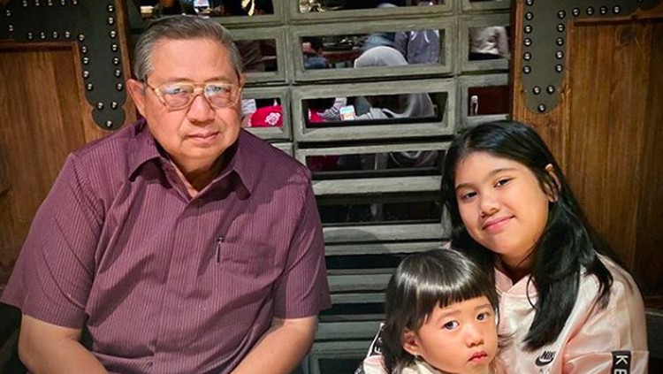 SBY rupanya masih merasakan kesedihan setelah sang istri, Ani Yudhoyono meninggal dunia. Namun, perlahan SBY mulai menunjukkan perubahan, Bun.