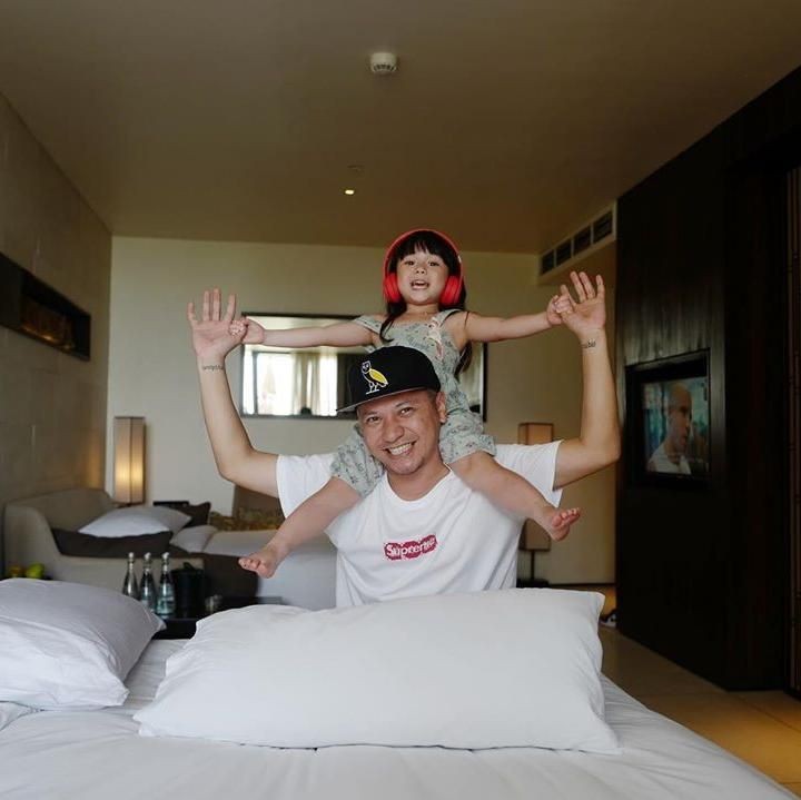 Berlibur bersama anak seperti yang dilakukan Gading dan Gempi bisa jadi cara supaya ayah bisa lebih akrab sama anak. Setuju, Bun? (Foto: Instagram @gadiiing)