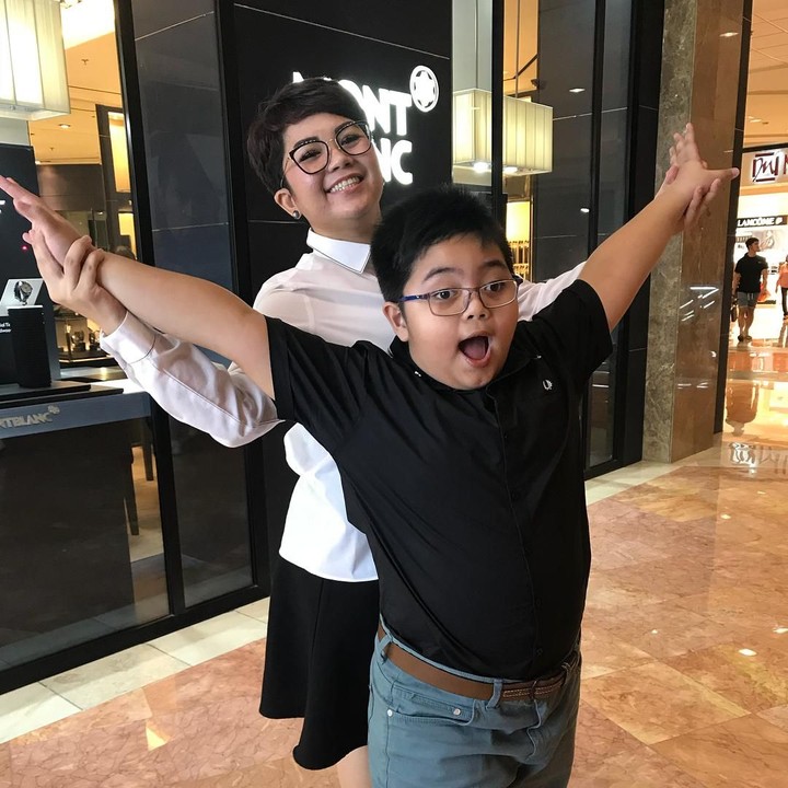 Sejak bercerai dari Daniel Sinambela tahun 2010 lalu, Joy Tobing menjadi orang tua tunggal untuk putra semata wayangnya, Joshua. (Foto: Instagram/ @joydestinytobing)