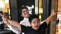 Sejak bercerai dari Daniel Sinambela tahun 2010 lalu, Joy Tobing menjadi orang tua tunggal untuk putra semata wayangnya, Joshua. (Foto: Instagram/ @joydestinytobing)