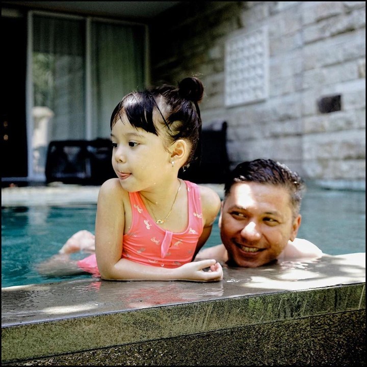 Berenang bersama seperti Gading dan Gempi bisa jadi cara yang asyik nih untuk bonding antara ayah dan anak perempuannya. (Foto: Instagram @gadiiing)