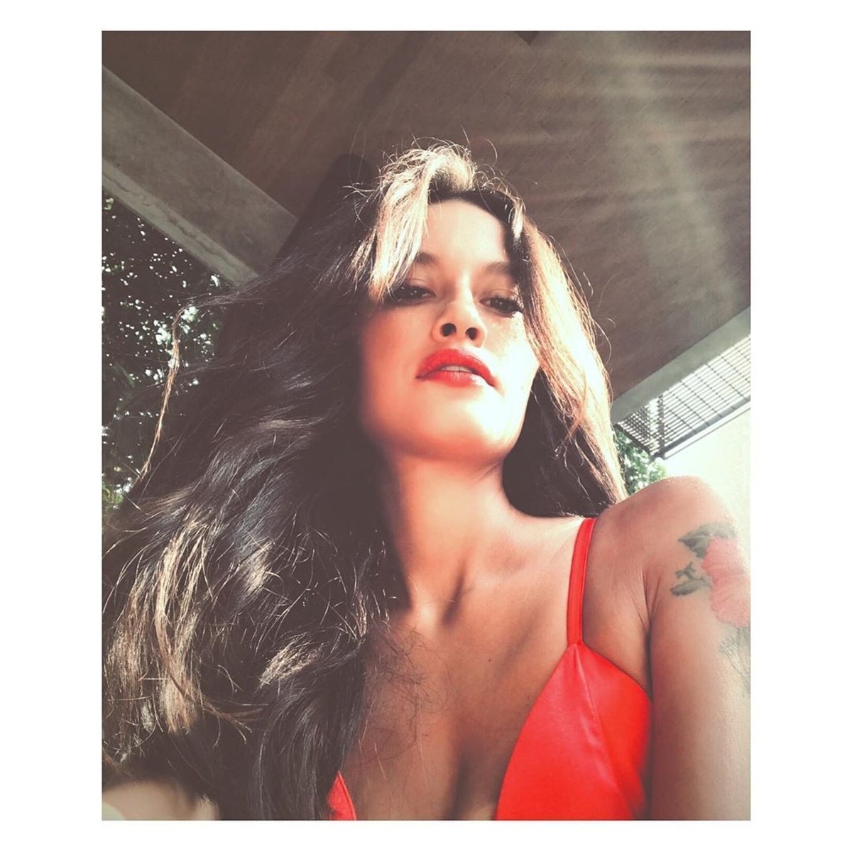 Penyanyi cantik Rebeca Reijman menarik perhatian setelah namanya muncul karena dirinya menerima mobil dari tersangka KPK Tubagus Chaeri Wardana atau Wawan&period;