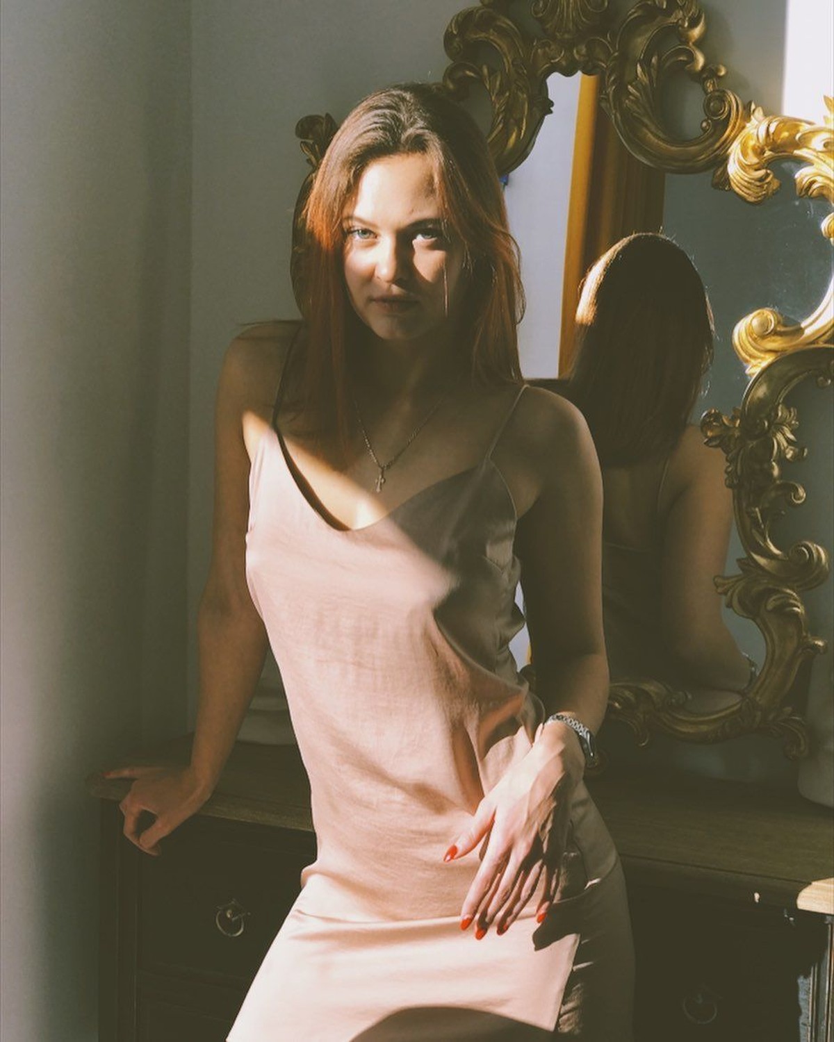 Seorang PNS asal Rusia bernama Anna Anufrieva dipecat usai tampil vulgar di majalah Playboy&period; Malangnya&comma; kini ia hidup terlunta-lunta di jalanan&period;