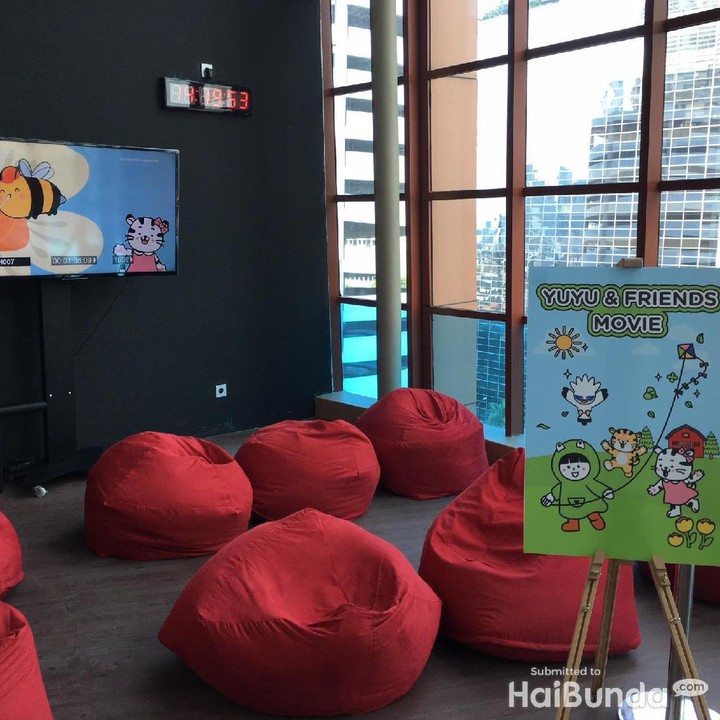 <p>Fasilitas lainnya ada bioskop mini yang filmnya tentang maskot Youreka. Nyaman ya tempatnya, Bunda? Untuk informasi harga tiket masuknya, Bunda bisa baca selengkapnya di sini.</p>