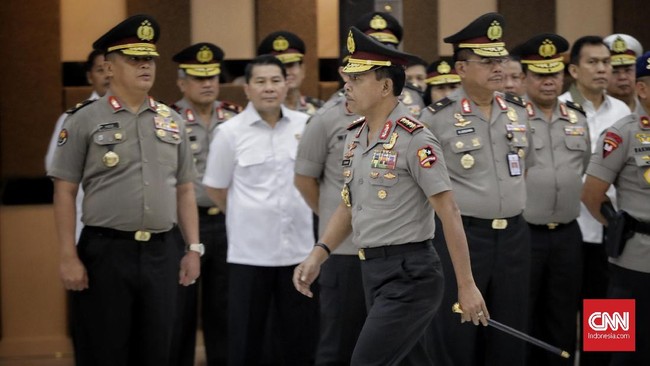 Kapolri menaikkan pangkat 42 perwira tinggi dan perwira menengah, dengan dua orang jenderal di antaranya adalah polwan.