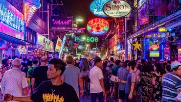 Gegara Dipeluk Waria, Turis Swiss Kehilangan Kalung Rp131 Juta