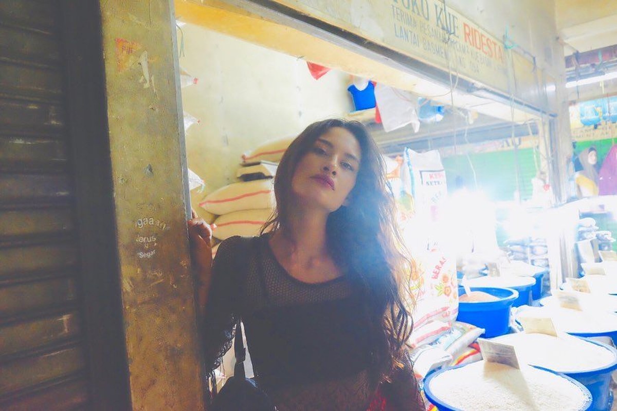 Penyanyi cantik Rebeca Reijman menarik perhatian setelah namanya muncul karena dirinya menerima mobil dari tersangka KPK Tubagus Chaeri Wardana atau Wawan&period;