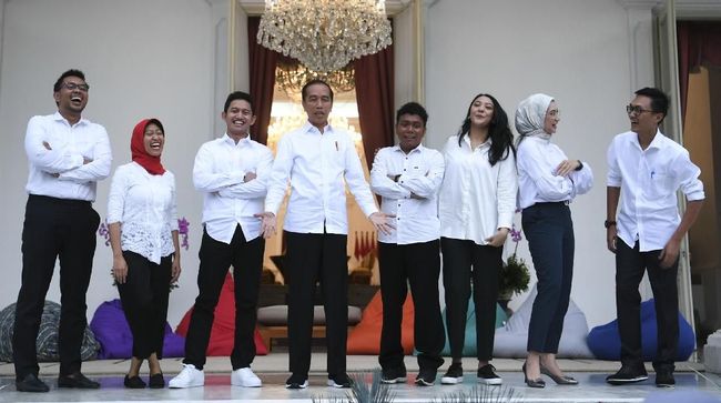 Total presiden Joko Widodo memiliki 14 staf khusus pada periode 2019-2024. Tujuh dari 14 staf khusus Jokowi merupakan anak muda.