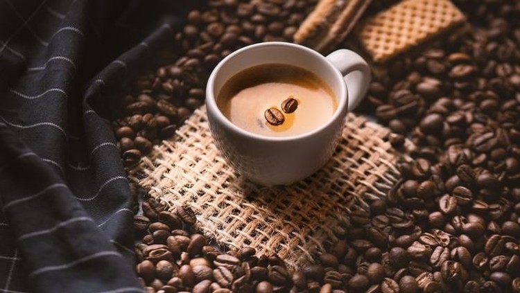 Kalau sabun pencuci piring enggak ampuh enyahkan bau amis pada peralatan masak. Coba pakai kopi deh, Bun.