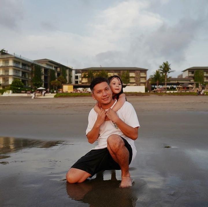 Mengajak anak bermain di pantai seperti Gading dan Gempi terlihat seru juga ya, Bun. Lihat, Gempi terlihat senang bermain di pantai bersama ayahnya. (Foto: Instagram @gadiiing)