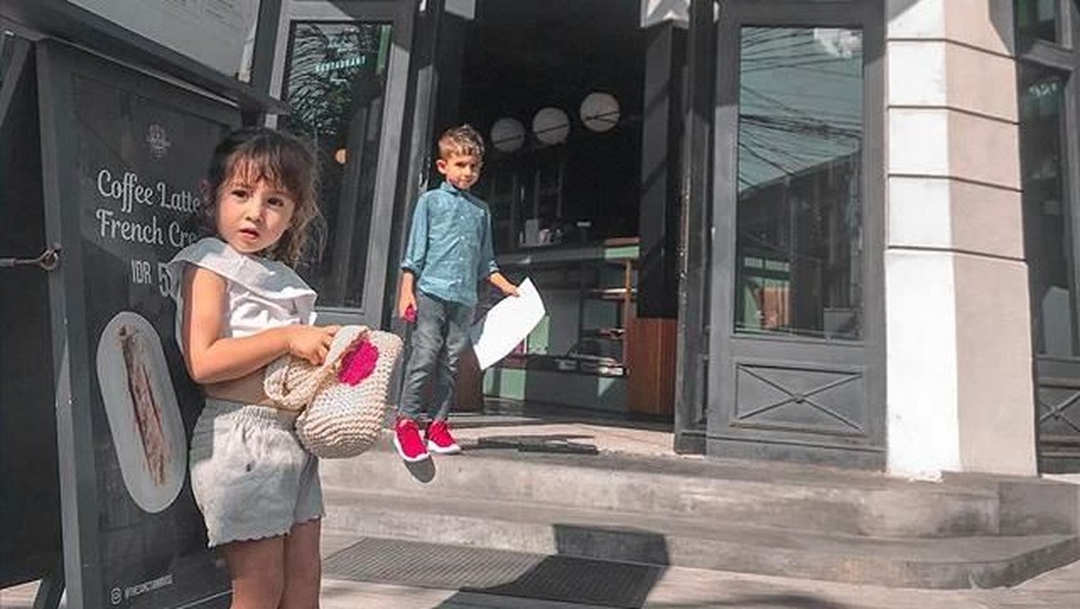 Beberapa potret manis dua anak Lelhy dan Ilija Spasojevic&period; Foto-foto mereka sangat menggemaskan&period;